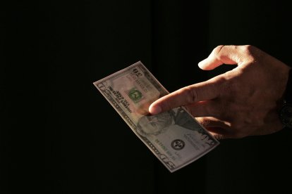 Muchas de estas entidades operan bajo fachadas modernas y nombres llamativos para generar confianza y atraer a sus víctimas.