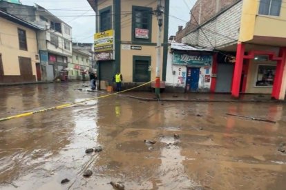 El.agua ingreso hasta el centro de la ciudad de Alausí.