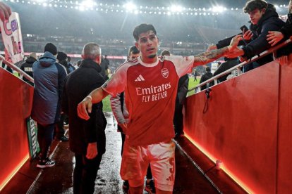 Piero Hincapié recibe la ovación de la hinchada de Arsenal tras destacar en Premier League.