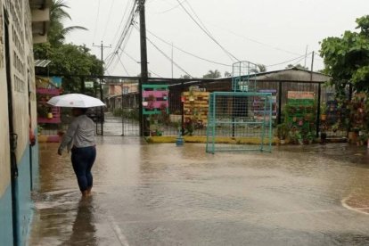 Esta unidad educativa amaneció inundada y los alumnos recibieron clases virtuales.