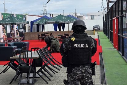 Elementos del Grupo Antiexplosivos de la Policía Nacional intervinieron en el complejo deportivo