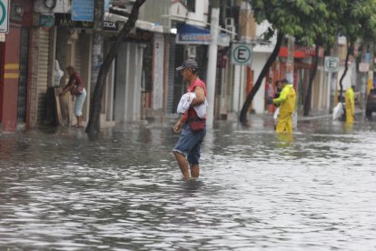 En Sauces 6, el agua anegó las calles. Trabajadores municipales realizaron labores de limpieza y destape de alcantarillas para facilitar el drenaje.