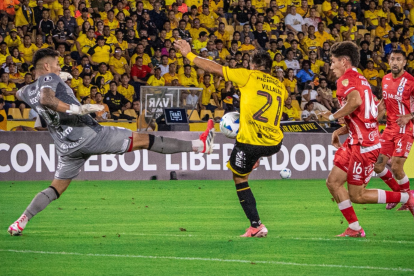 Barcelon cayó 1-0 ante Argentinos Juniors, en el estadio Monumental.