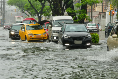 Calles anegadas y vehículos atrapados tras los primeros aguaceros en Guayaquil.