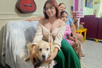 Sam descansa tranquilo en su hogar, rodeado del cariño de sus dueñas.