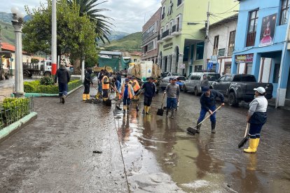 La corriente de lodo y piedras abarcó varias calles y se metió en varias casas.