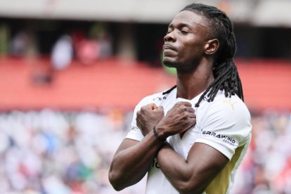 Con una zancada felina y elegancia pura, Adé domina el área como un depredador silencioso. Su apodo nace de su imponente físico oscuro y esa agilidad para cazar delanteros antes de que pisen el área. Jugó en Mushuc Runa, Aucas y actualmente defiende a Liga de Quito.