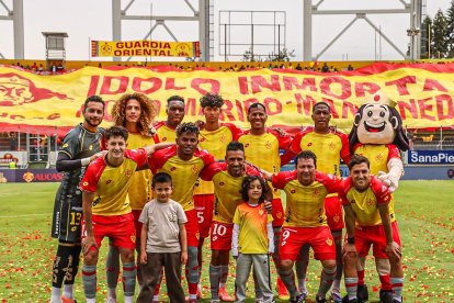 La plantilla 2026 de SD Aucas junto a figuras como: Luciano y Víctor Figueroa.