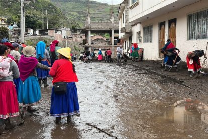 Los alauseños trataban de despejar el lodo y piedras en las calles y casas.