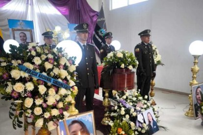 Durante el velorio de la policía Ana Peñarreta.
