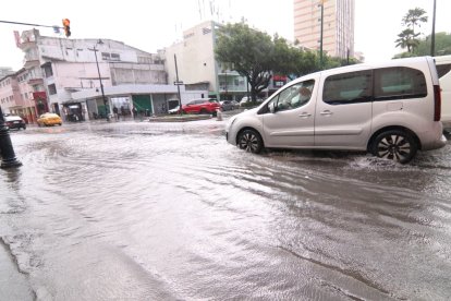 La fuerte lluvia ha inundado varias calles del centro de Guayaquil.