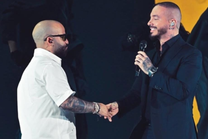 Arcángel y J Balvin en el escenario de Premio Lo Nuestro 2026.