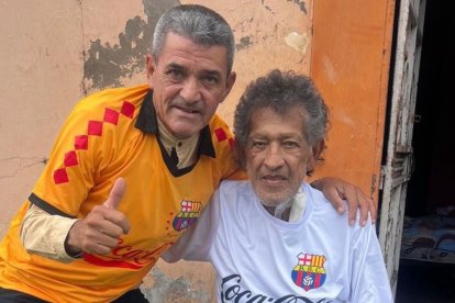 Foto actual de Víctor Mendoza cuando su amigo Freddy Bravo le llevó un buzo similar al que usaba en Barcelona.