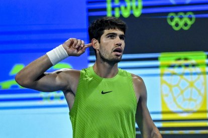 Carlos Alcaraz avanzó a las finales del Torneo de Doha al vencer a Andrey Rublev.