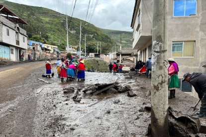 La corriente de lodo cubrió la avenida central y varias calles de Alausí.