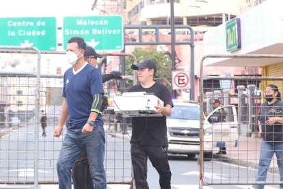 Comerciantes retirar sus enseres en la zona cero del incendio.