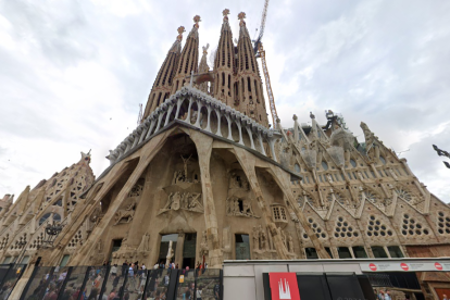 La imponente basílica de la Sagrada Familia, en Barcelona, luce su torre central culminada con la cruz que la convierte en el punto más alto del templo diseñado por Antoni Gaudí, marcando un hito histórico en su construcción