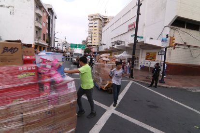 Trabajadores de negocios aledaños al Multicomercio trasladaban mercadería a otros lugares.