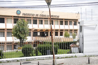 Fachada de la facultad de Medicina de la U. Central de Ecuador.