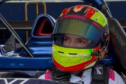 Ron maneja un Prototipo Radical SR3 motor Susuki Hayabusa de 1500 cc.