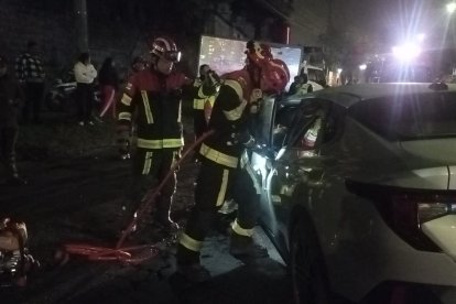 El conductor del vehículo ligero quedó atrapado. Bomberos recuperaron su cuerpo.