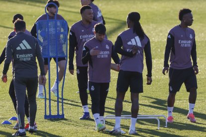 Los jugadores del Real Madrid participan en una sesión de entrenamiento en Madrid.