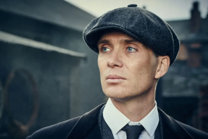 Thomas Shelby, el líder de una familia criminal en la ciudad de Birmingham, Inglaterra