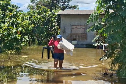 Algunas familias han salido de sus casas inundadas.
