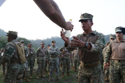Un respiro. Antes de salir nuevamente a las calles, reciben hidratación en la Base Naval San Eduardo para soportar las largas jornadas bajo el sol.