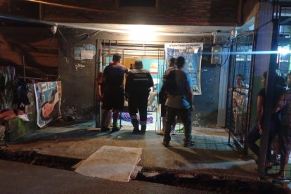 El hombre estaba instalando cámaras en el cyber.