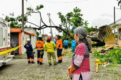Jenny Escalante observa con tristeza cómo quedó su lugar de residencia.