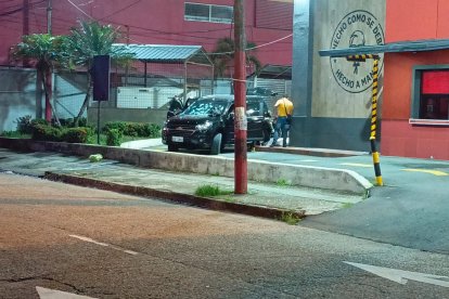 El conductor de este vehículo fue asesinado a tiros.