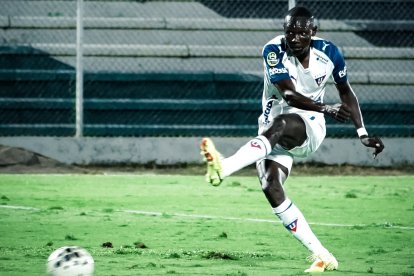 Janner Corozo (izq.) anotó ante Orense el primer gol de la LigaPro 2026