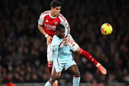 Piero Hincapié es figura con Arsenal en la Premier League.