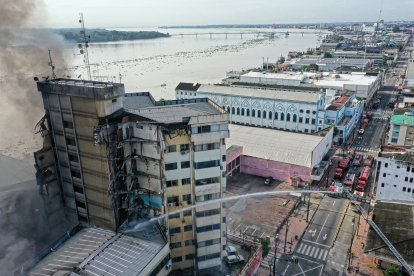 A pocos metros del río Guayas, del Malecón Simón Bolívar (2000) y la bahía, en la intersección de las calles Cuenca y Eloy Alfaro, está aún el edificio Multicomercio.
