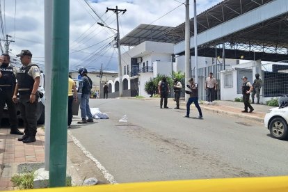 Una de las fallecidas quedó inerte en el carro. La otra falleció en el hospital.