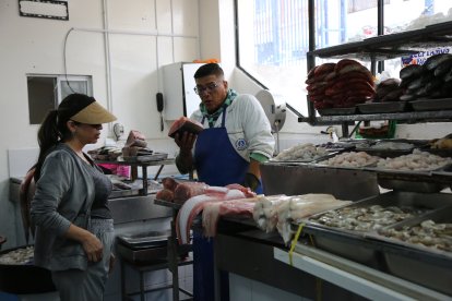El mercado América, en Quito, es uno de los sitios donde venden más pescado.