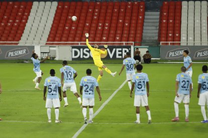 jugadores de Universidad Católica a la espera de Emelec para jugar la fecha 1 de la LigaPro 2026.