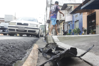 En el sitio quedaron restos desprendidos del vehículo blanco del ataque.