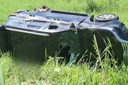 Vehículo tipo SUV quedó volcado en un terreno cubierto de hierba, tras el siniestro registrado en la vía E-15, a la altura del recinto Vainilla, en Rioverde.