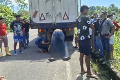 Ciudadanos intentan auxiliar al comerciante herido trasladado en un camión, tras el atentado armado registrado en la Troncal del Pacífico.