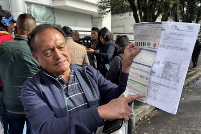 Vecino de Chimbacalle muestra incremento en su planilla de agua.
