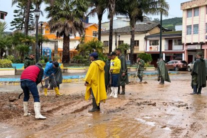 Deslizamiento en la vía Pindal–Pozul–Celica dejó varios metros de carretera cerrados y vehículos varados durante horas.