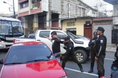 Policías refuerzan sus tareas en el centro de Guayaquil tras sucesos violentos recientes.