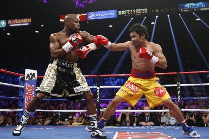 Floyd Mayweather Jr. (i) y Manny Pacquiao se enfrentaron en 2015.