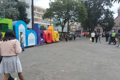 AGENTES DE CONTROL Y POLICÍAS PERMANECIERON ATENTOS ANTE LA POSIBLE CONCENTRACIÓN DE LOS THERIANS EN LOS ALREDEDORES DEL PARQUE.