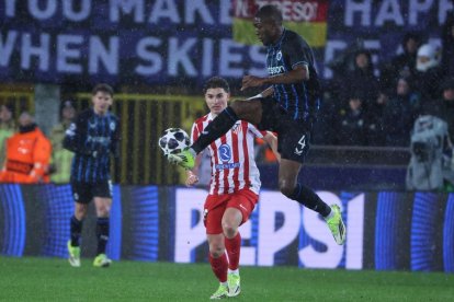 Joel Ordóñez domina la pelota en el partido de ida entre Brujas y Atlético de Madrid en Champions League.