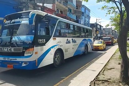 Un bus de la cooperativa Las Palmas retoma su recorrido en Esmeraldas, mientras choferes y pasajeros enfrentan la tensión de las amenazas extorsivas.