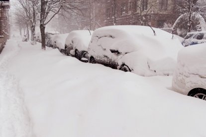 USA8657. NUEVA YORK (ESTADOS UNIDOS), 23/02/2026.- Fotografía que muestra vehículos cubiertos de nieve este lunes, en El Bronx, Nueva York (Estados Unidos). Una potente tormenta invernal con condiciones de ventisca mantiene este lunes paralizado el noreste de Estados Unidos, dejando acumulaciones de nieve que superan los 60 centímetros en algunas zonas de Nueva Jersey y casi alcanzan los 40 en la ciudad de Nueva York, lo que amenaza con batir récords históricos en la Gran Manzana. EFE/Ruth E. Hernández