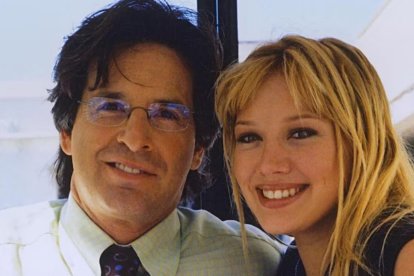 Robert Carradine (i) interpretó a Sam McGuire en la popular serie juvenil “Lizzie McGuire”, protagonizada por Hilary Duff (d).
